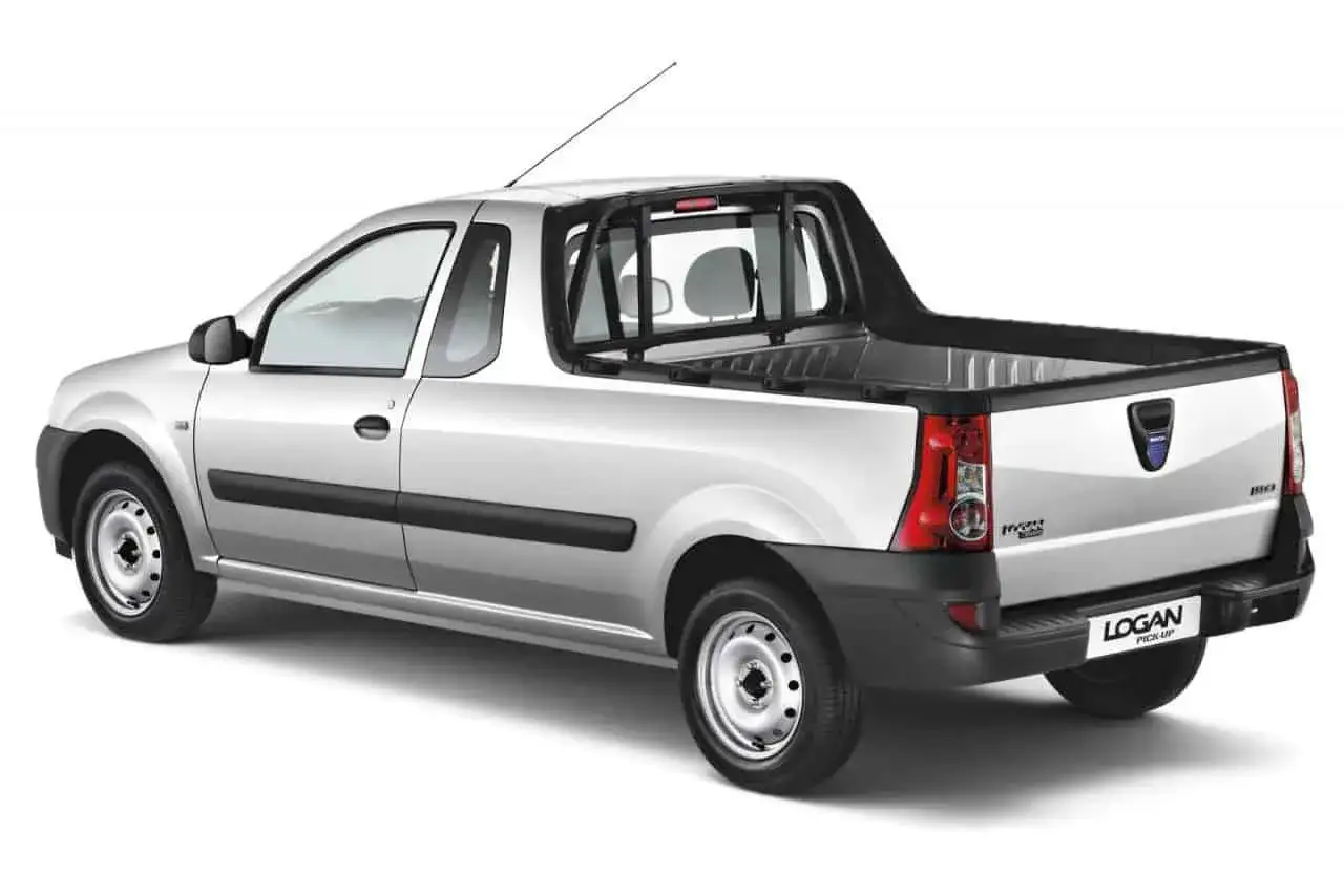 Srebrny Dacia Pickup z czarną kratą ochronną za kabiną. Idealny do pracy i transportu.