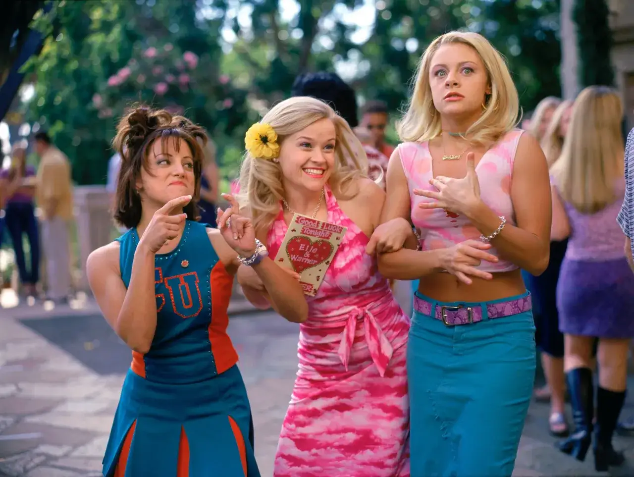 Elle Woods och hennes vänner, redo för en kväll ute.