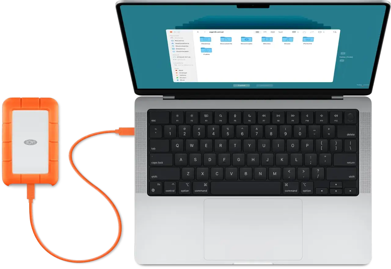 Ein LaCie-Festplattengeh&auml;use ist mit einem MacBook verbunden, bereit f&uuml;r einen **backup imac**.
