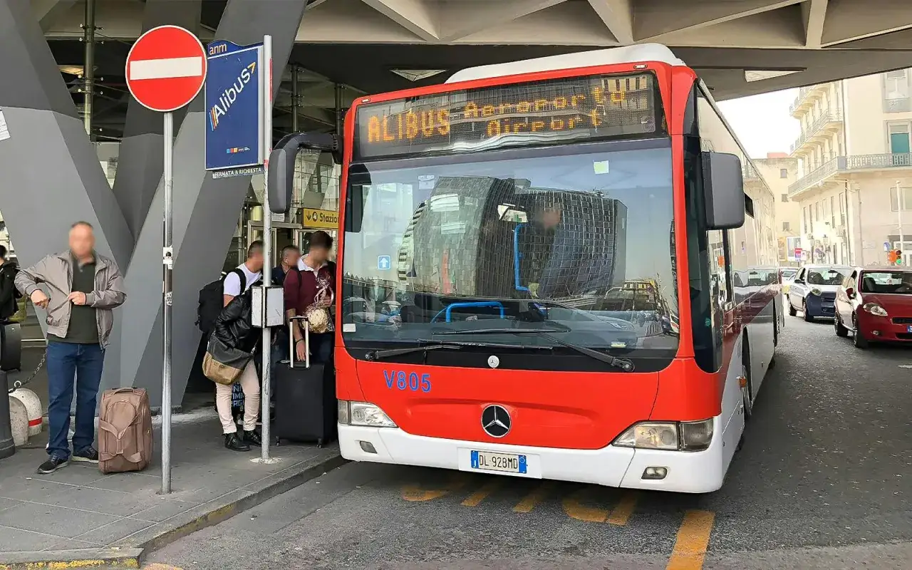 Alibus dojazd z lotniska w Neapolu. Czerwony autobus z napisem