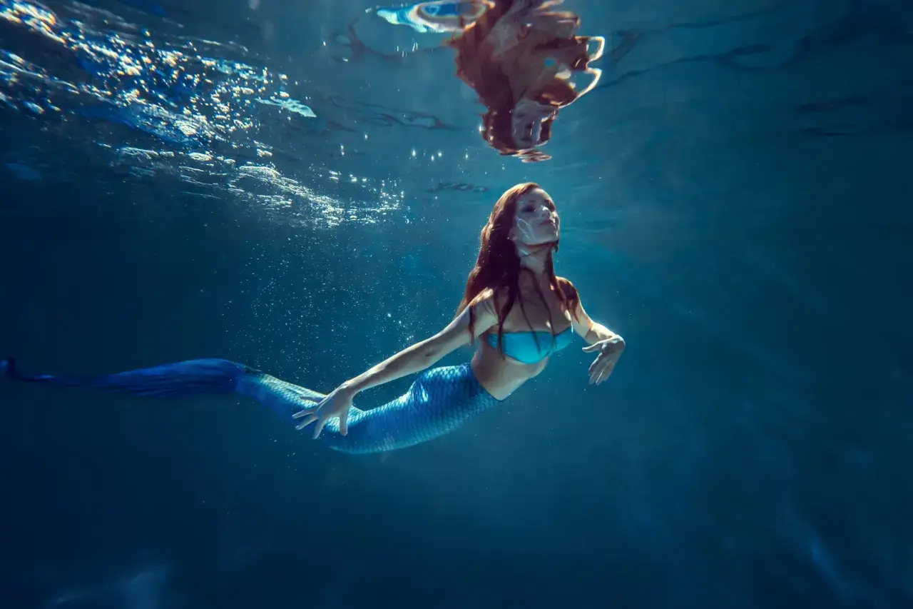 profesjonalna syrena mermaiding w basenie