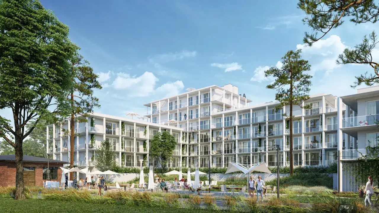 Nowoczesna architektura nad jeziorem, dawna fabryka samolotów Mielno przekształcona w apartamenty z widokiem na wodę.