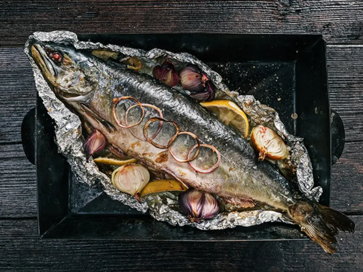 Ganzes Fischgericht im Ofen, mit Zwiebeln, Knoblauch und Zitrone. Wie lange braucht der Fisch im Backofen?