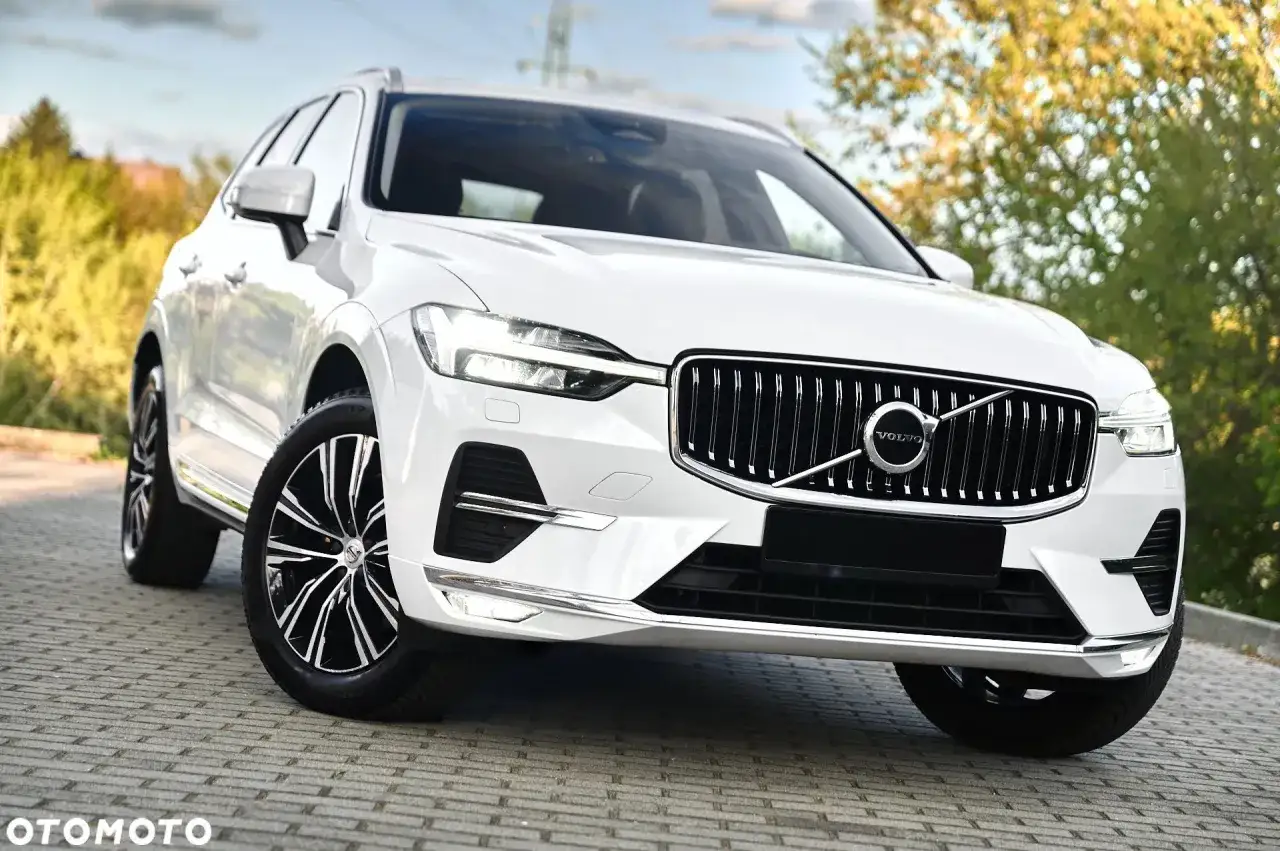 Białe Volvo XC60 na bruku, z bliska. Sprawdź atrakcyjną volvo xc60 cena i wybierz swój wymarzony SUV.