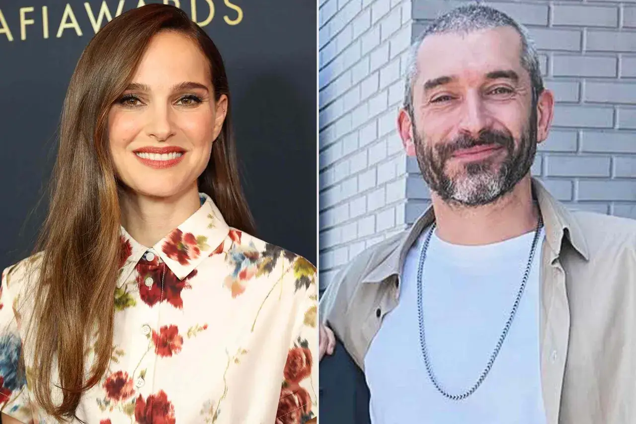 Natalie Portman z uśmiechem, obok niej mężczyzna. Myśląc o jej dzieciach, można sobie wyobrazić, jak szczęśliwa jest.