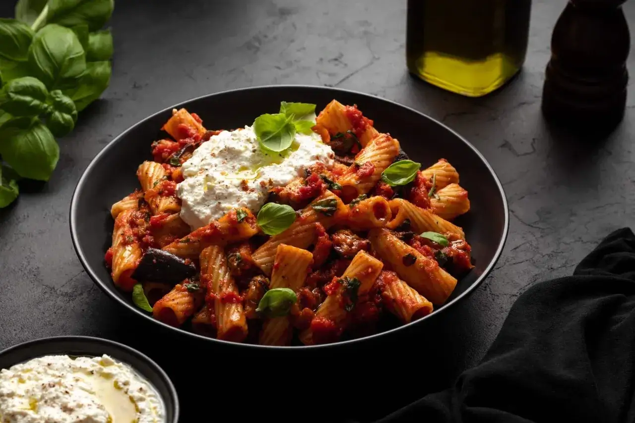 Pasta alla Norma mit cremiger Ricotta, Auberginen und frischem Basilikum. Ein Genuss f&uuml;r alle Sinne.