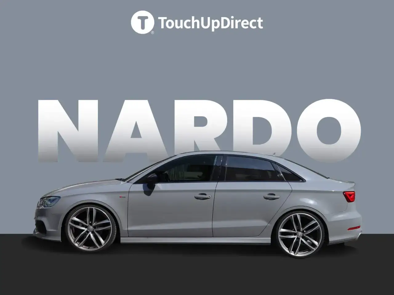 Elegancki samochód w kolorze nardo grey, z napisem
