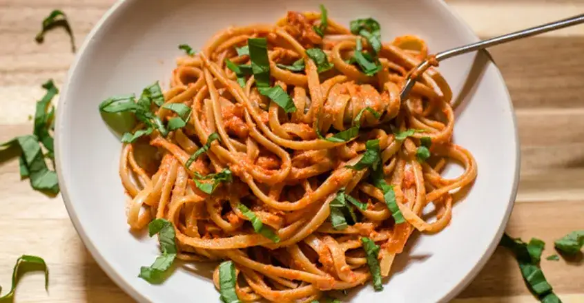 plato de tagliatelle sin gluten con salsa de tomate y albahaca