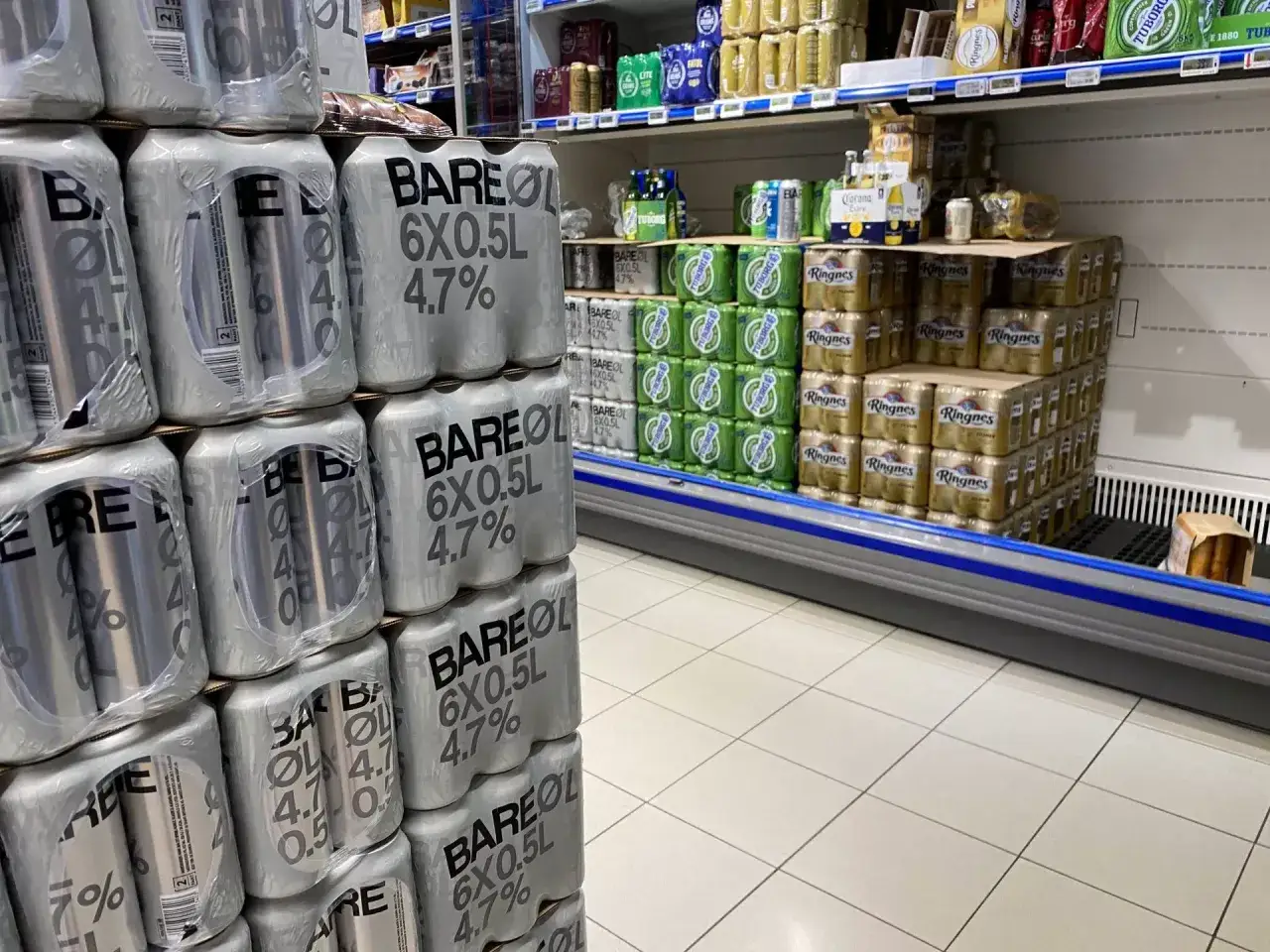 Półki sklepowe uginają się od piwa. Zastanawiasz się, ile alkoholu można przewieźć samolotem do Norwegii?