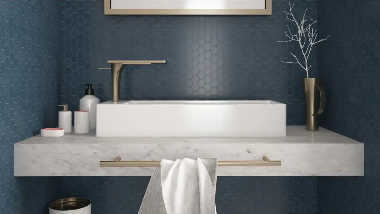 Un elegante bagno con un lavabo rettangolare bianco su un piano in marmo. Lo sfondo è rivestito con una **posa mosaico** esagonale blu scuro.