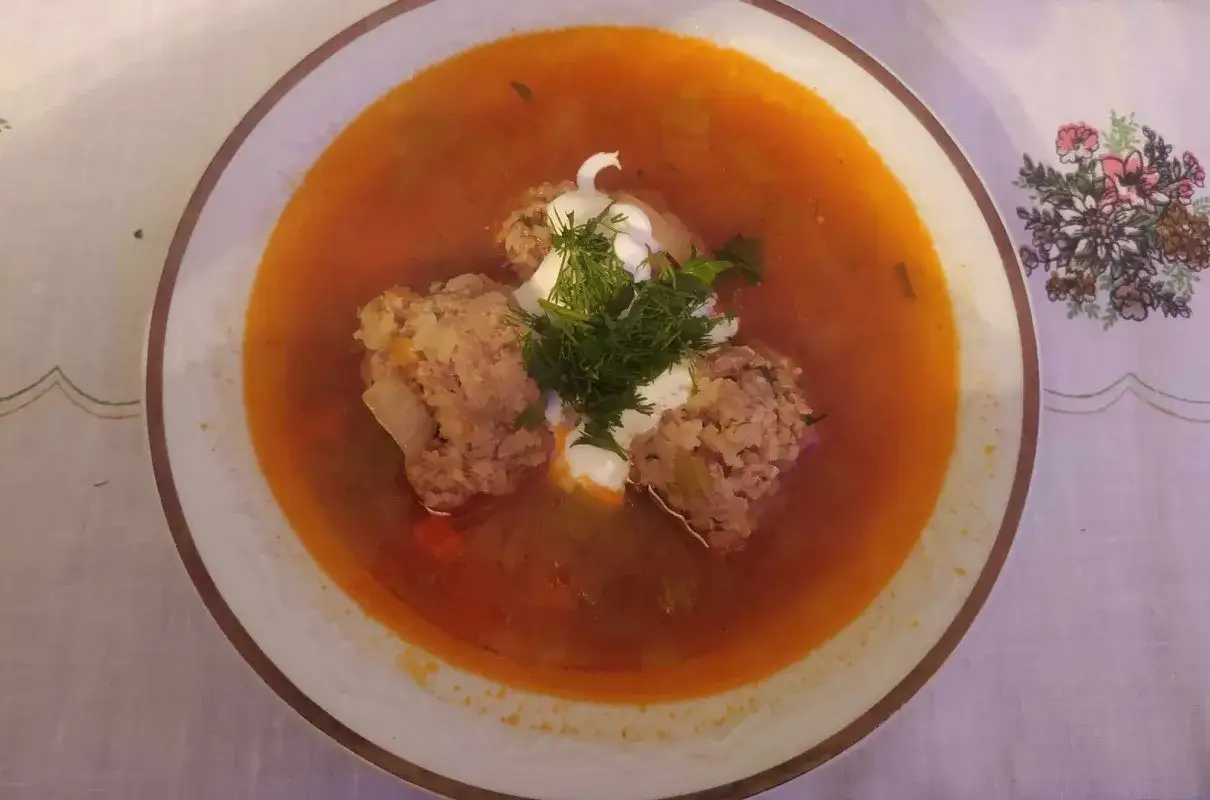 Zupa romana z klopsikami, śmietaną i koperkiem. Aromatyczna i sycąca, idealna na chłodne dni.