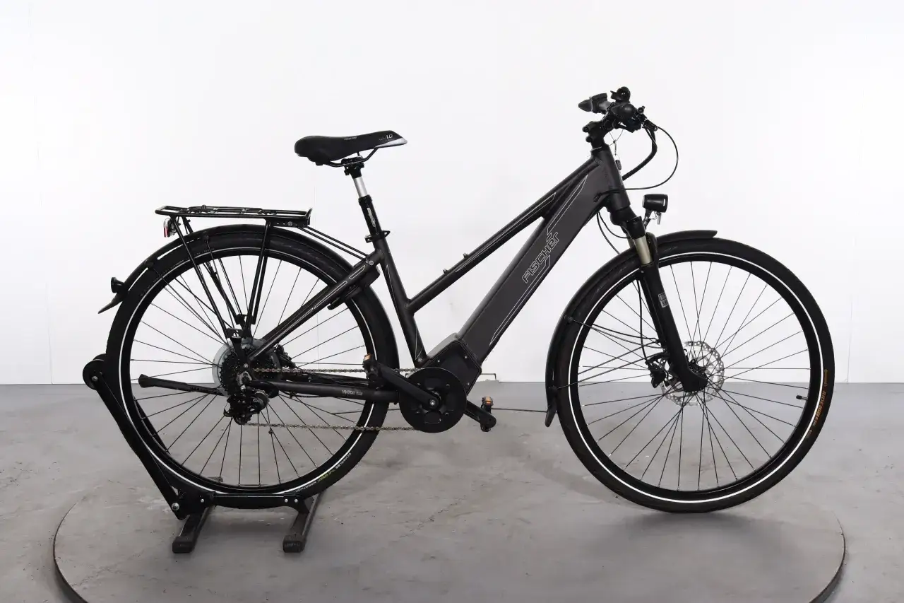 Schwarzes E-Bike Fischer Viator 6.0i im Test, mit Gep&auml;cktr&auml;ger, Federgabel und Scheibenbremsen.
