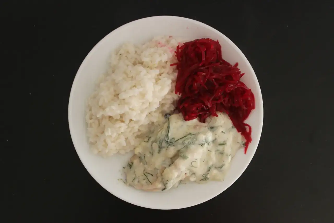 Schab w sosie koperkowym z ryżem i buraczkami. Pyszny obiad gotowy do podania.