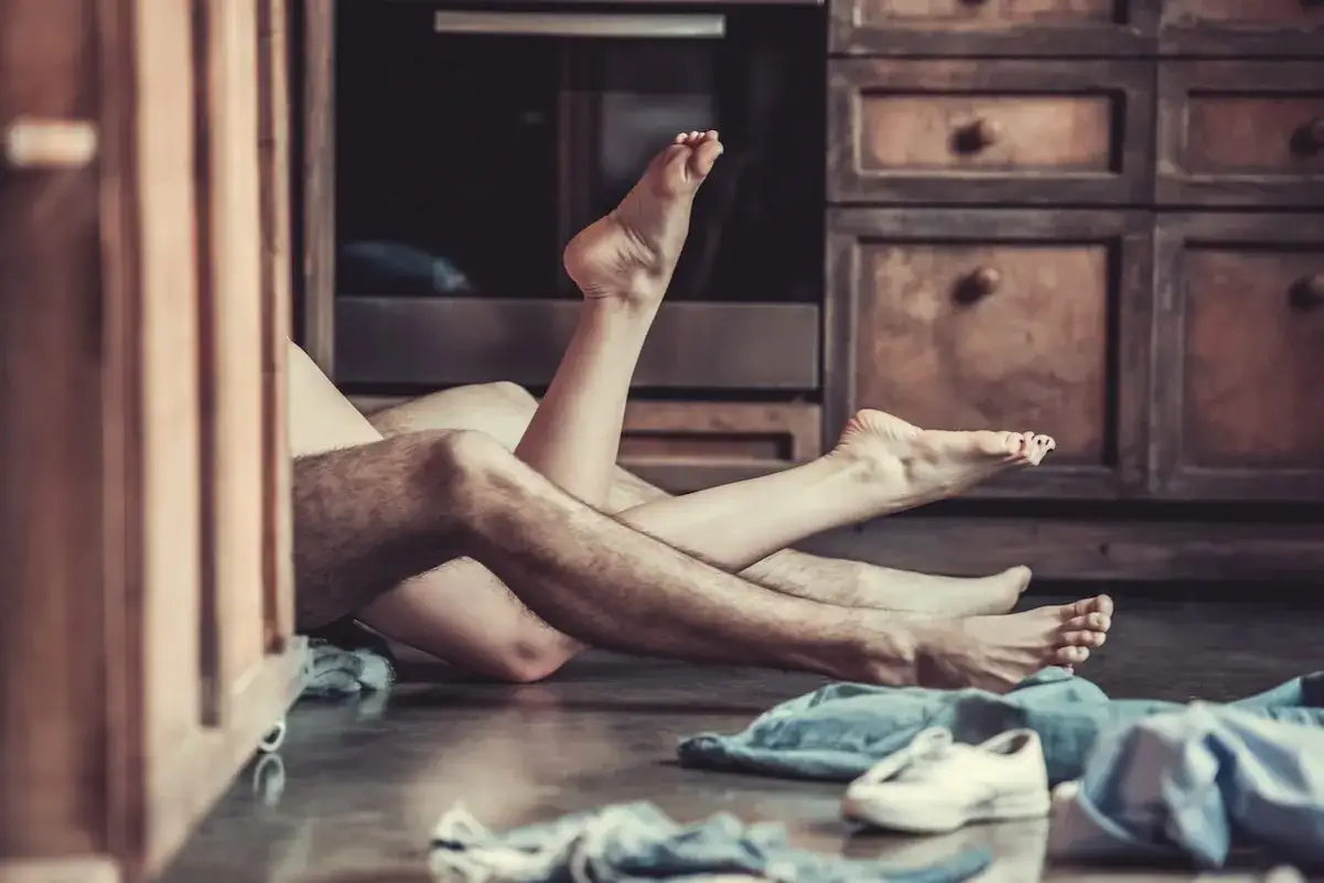 Namiętne chwile par, jak z najlepszego sex blog pl. Stopy splątane, ubrania na podłodze, kuchnia w tle.