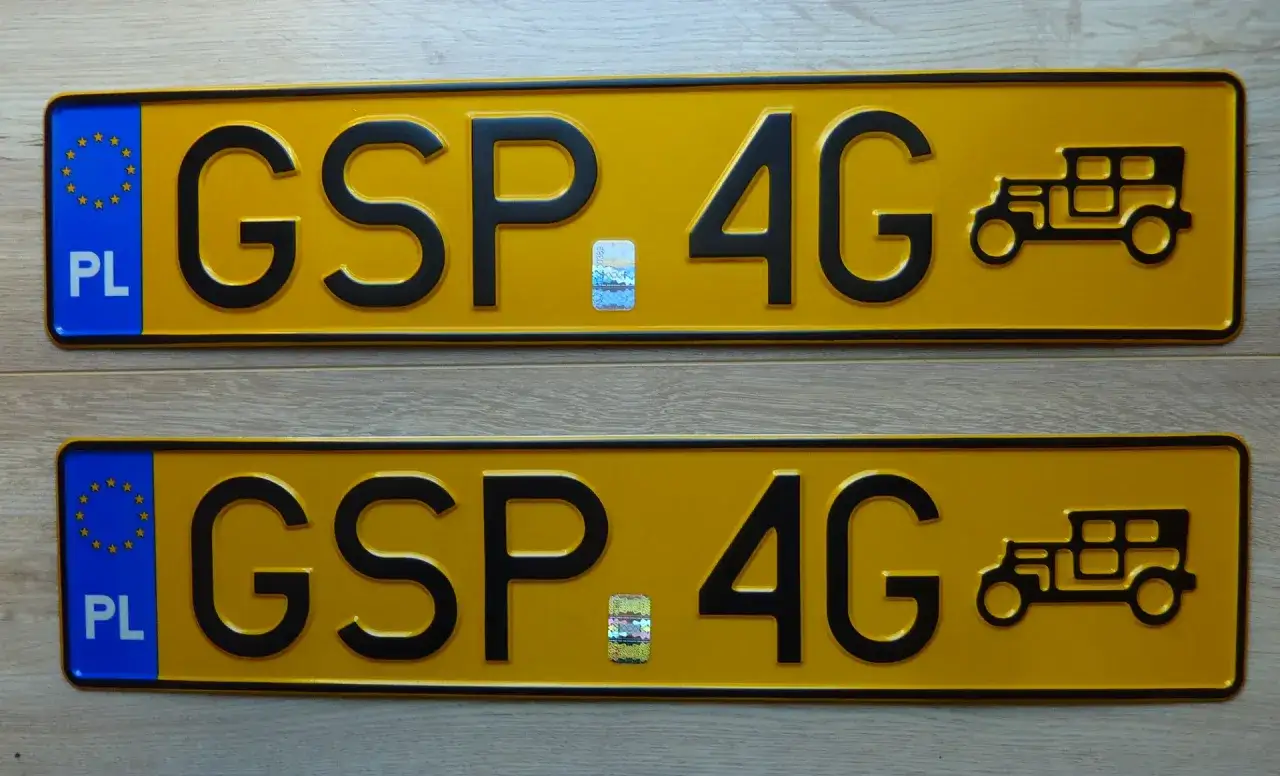 Dwie żółte tablice rejestracyjne z napisem GSP 4G i wizerunkiem starego samochodu.