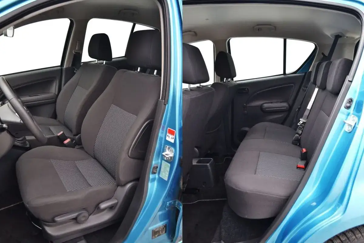 Wnętrze błękitnego Suzuki Splash: przednie fotele i tylna kanapa.