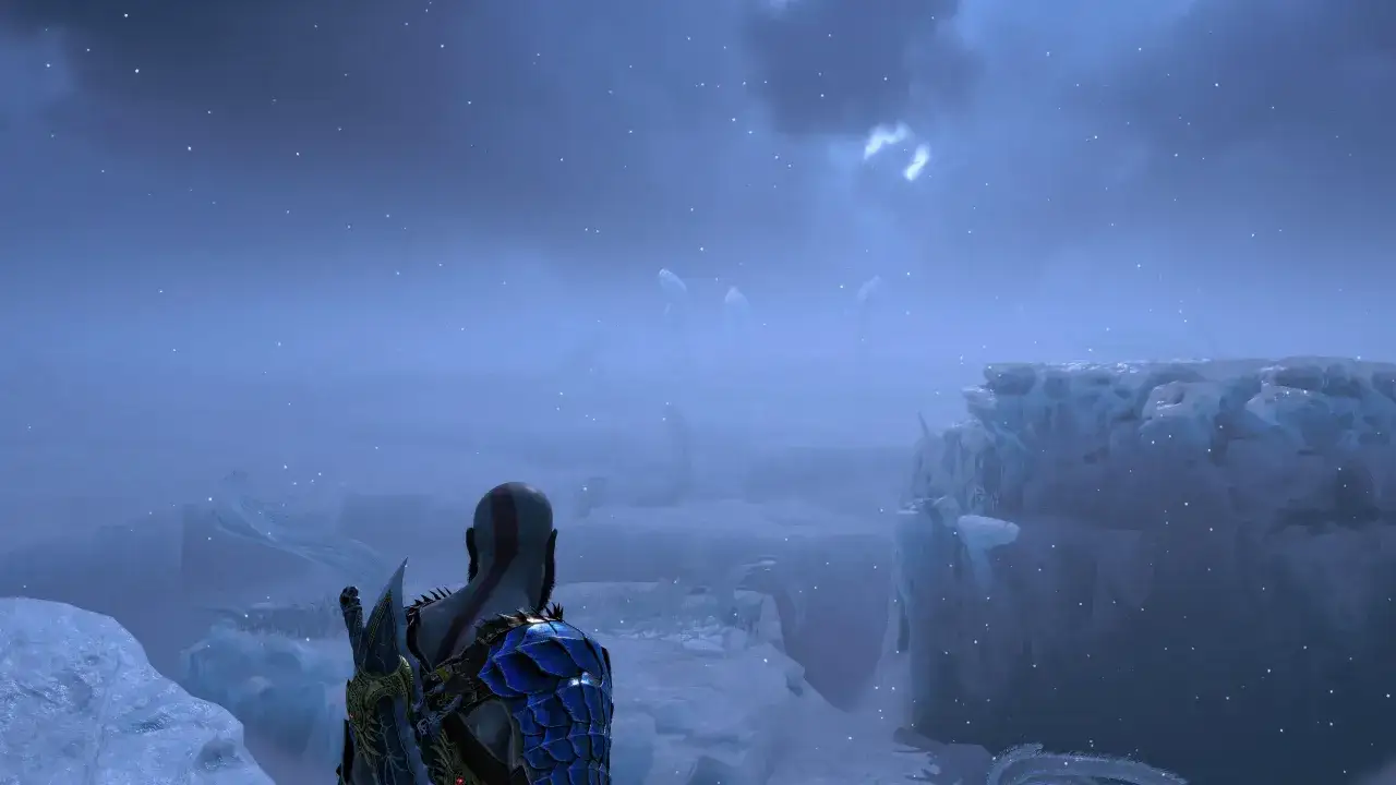 Kratos en Niflheim, el reino helado de God of War Ragnarök, se enfrenta a un paisaje desolado y brumoso con extrañas formaciones de hielo.