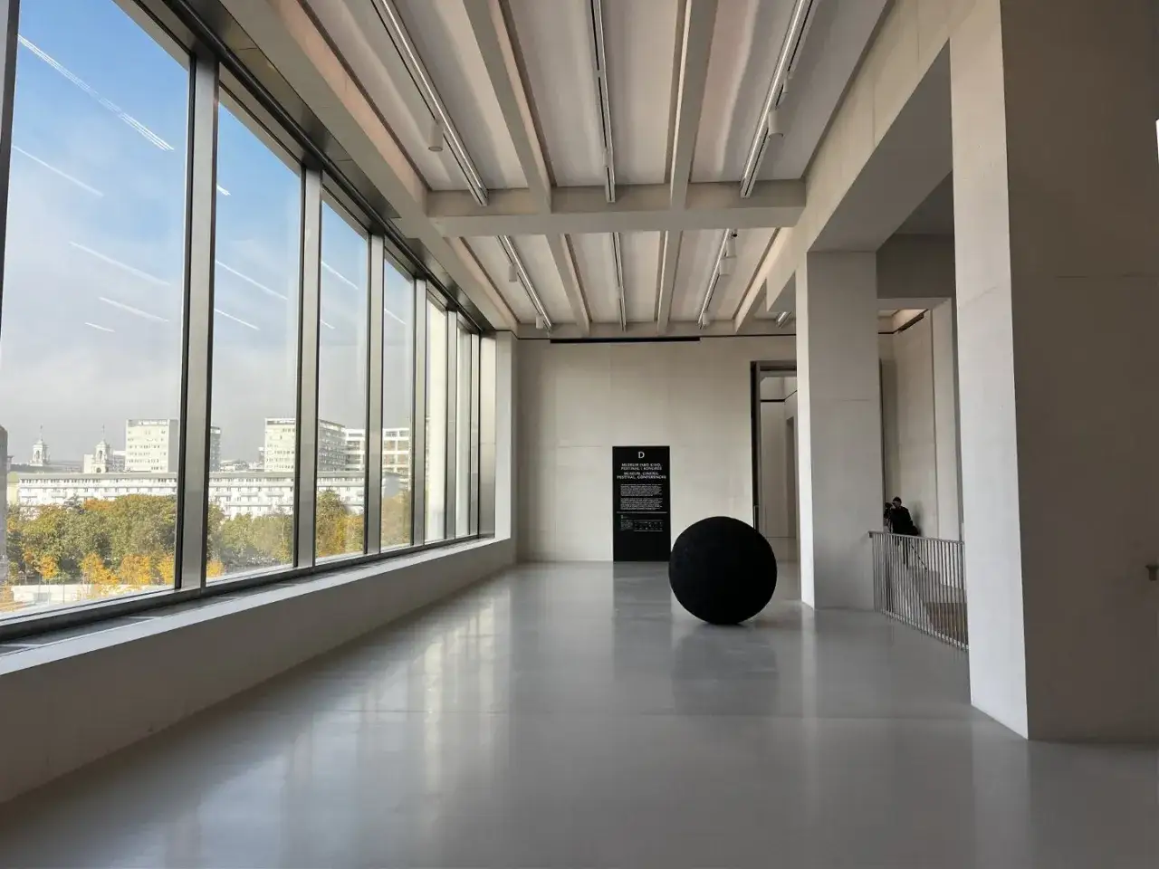 Ludzie oglądający sztukę nowoczesną w galerii
