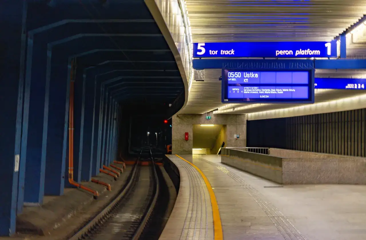 Tablica informacyjna na dworcu pokazuje, że pociąg do Ustki odjeżdża o 05:50. Tak sprawdzisz, skąd jedzie pociąg.