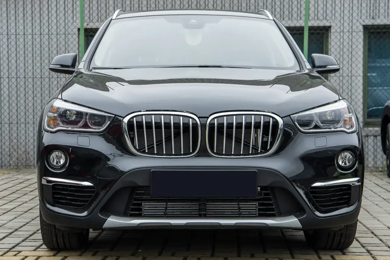 Czarny BMW X1 F48 z charakterystyczną atrapą chłodnicy i reflektorami LED, gotowy do jazdy.