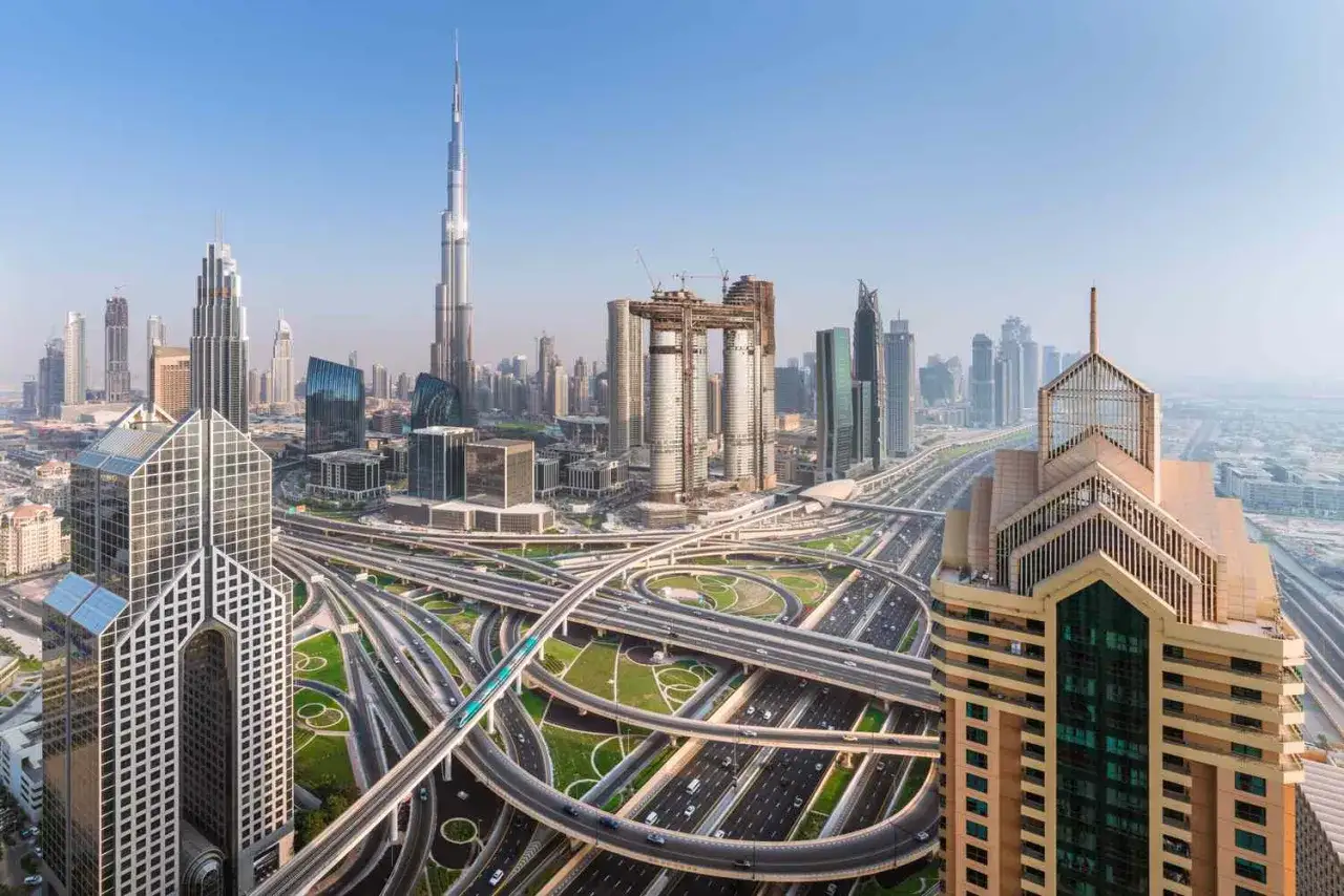 Dubai Skyline mit Burj Khalifa und Autobahnkreuz. Die beste Reisezeit für Dubai ist ideal für diese Aussicht.