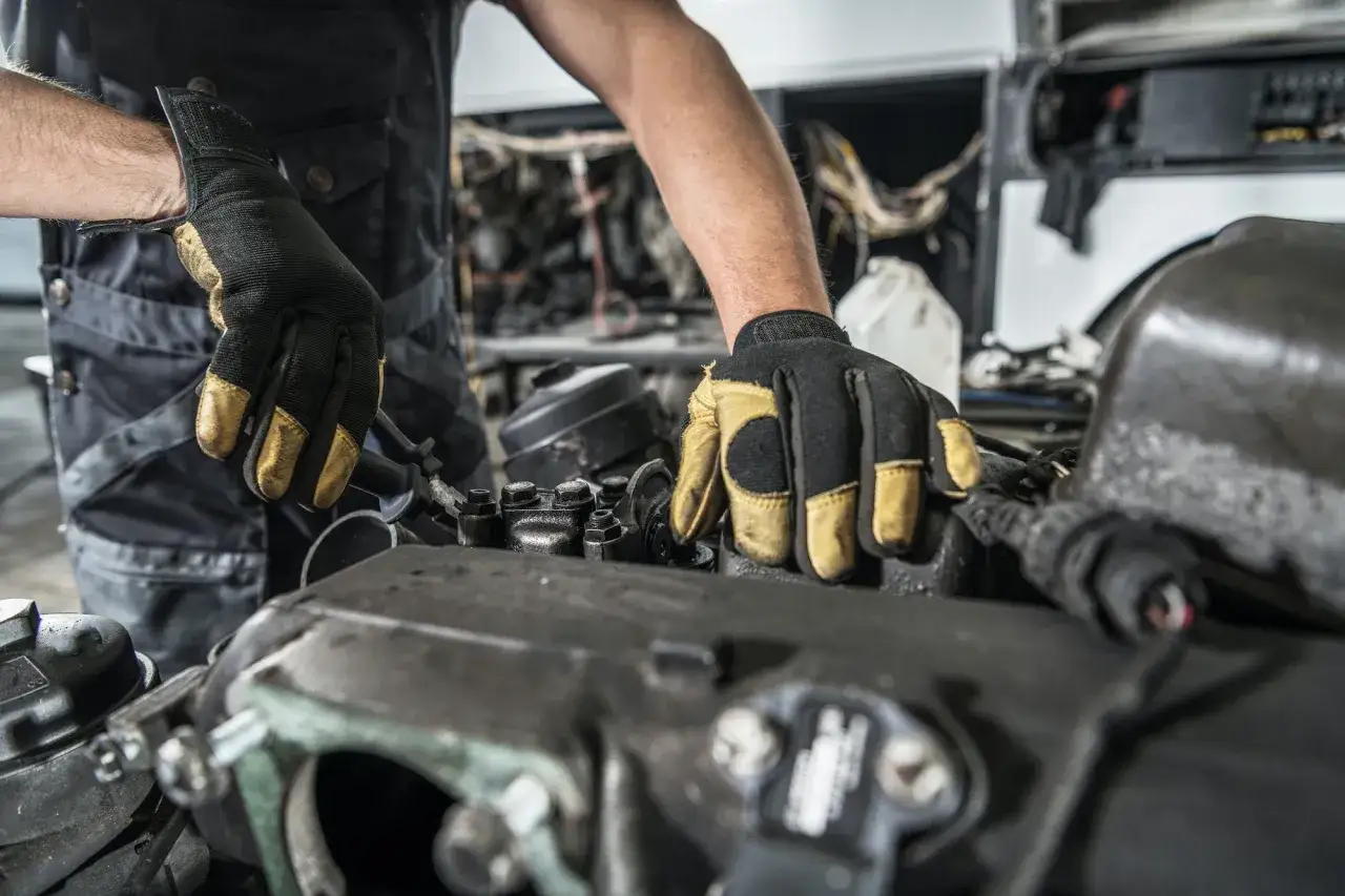 Mecánico trabajando en un motor, asegurando la durabilidad del motor 2.0 TDI 150cv.