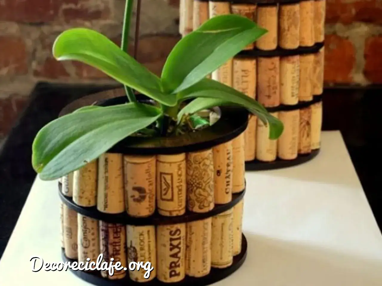 Maceta decorada con corchos, un ejemplo de manualidades con pintura y reciclaje. ¡Crea tus propios adornos!