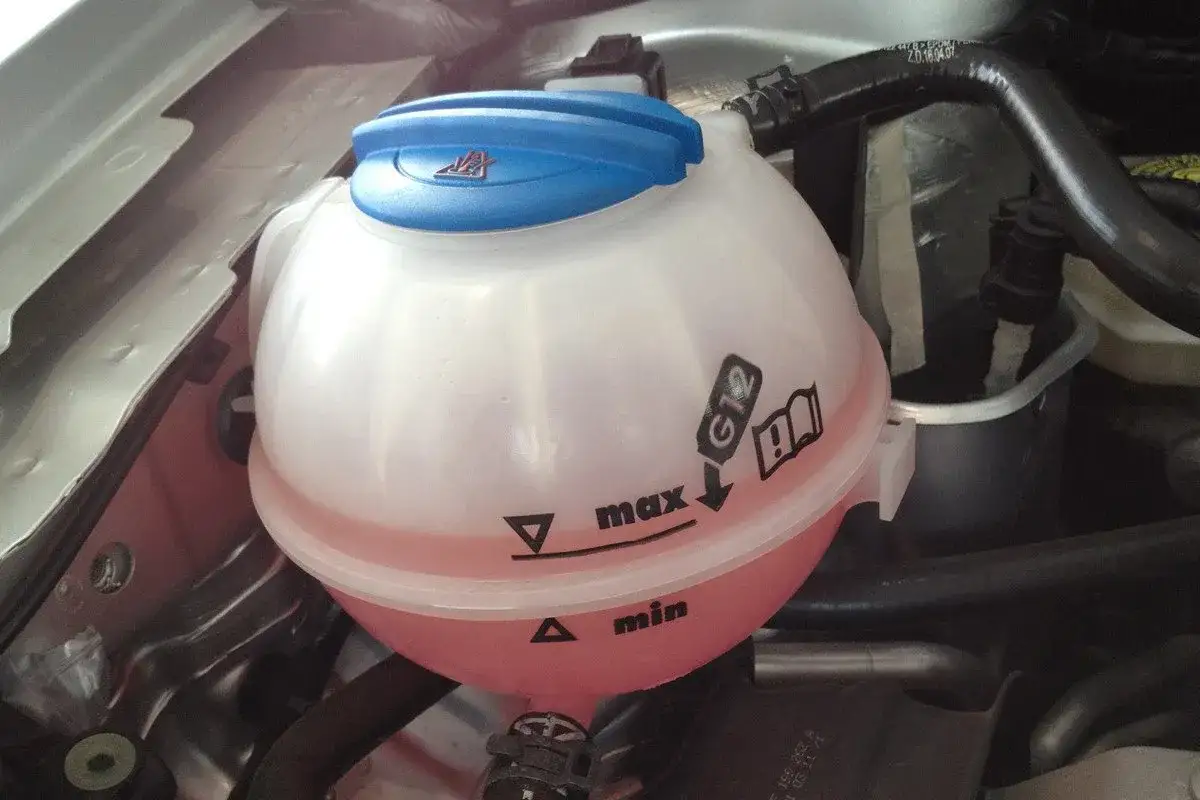 Dep&oacute;sito de anticongelante de coche con l&iacute;quido rosa. Muestra los niveles 