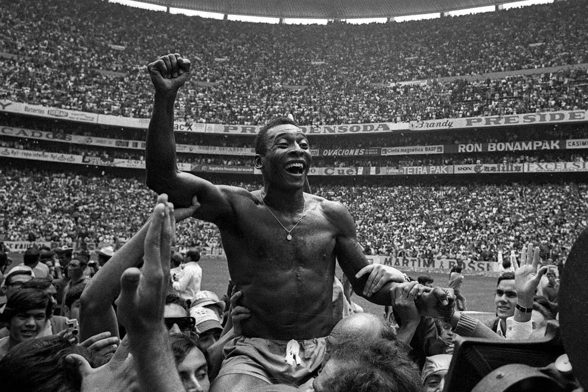 Pele, niesiony na rękach przez tłum, świętuje zwycięstwo. Ile złotych piłek ma Pele? Tego dnia zdobył kolejną!
