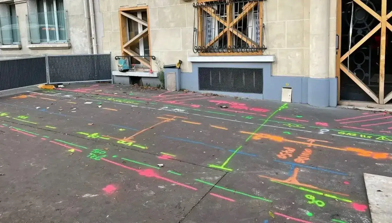 Marquages color&eacute;s sur l'asphalte indiquant l'emplacement des r&eacute;seaux enterr&eacute;s. Des indications comme 
