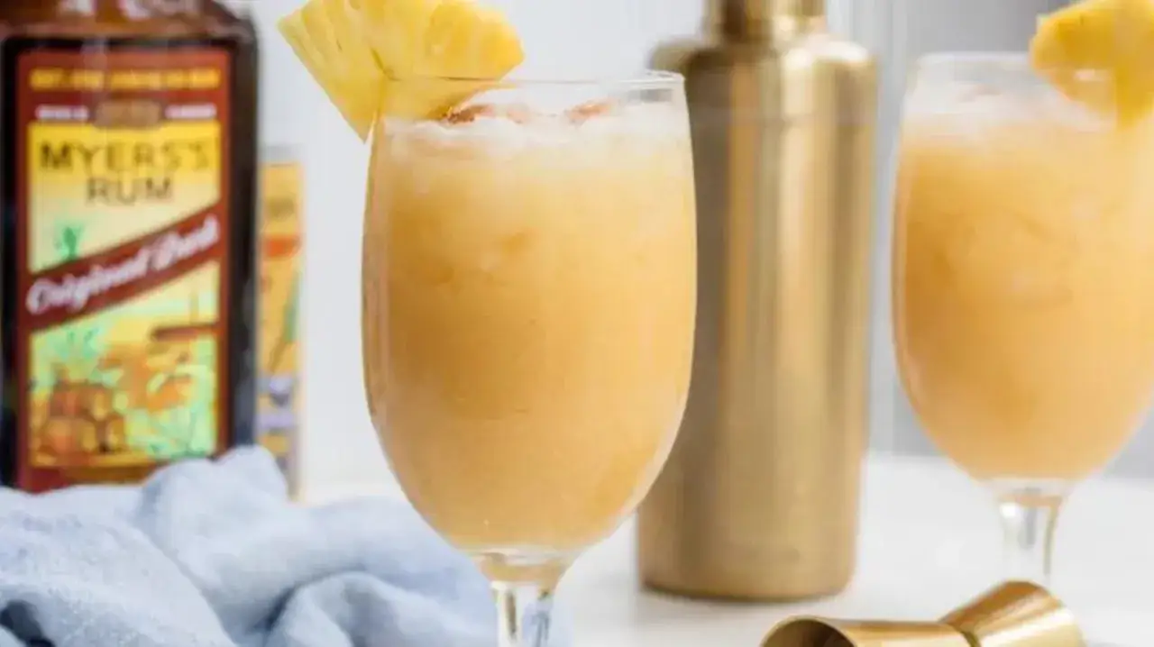 En h&auml;rlig gul drink med ananas, Myers's Rum och en shaker i bakgrunden. Perfekt f&ouml;r en solig dag!
