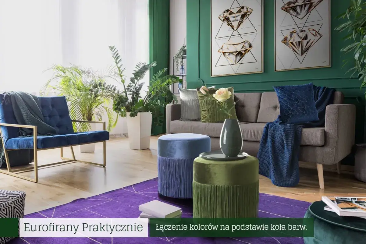 Elegancki salon z granatowym fotelem, szarą kanapą i zielonymi akcentami. Widać tu inspirację podstawowymi kolorami, tworząc harmonijną przestrzeń.
