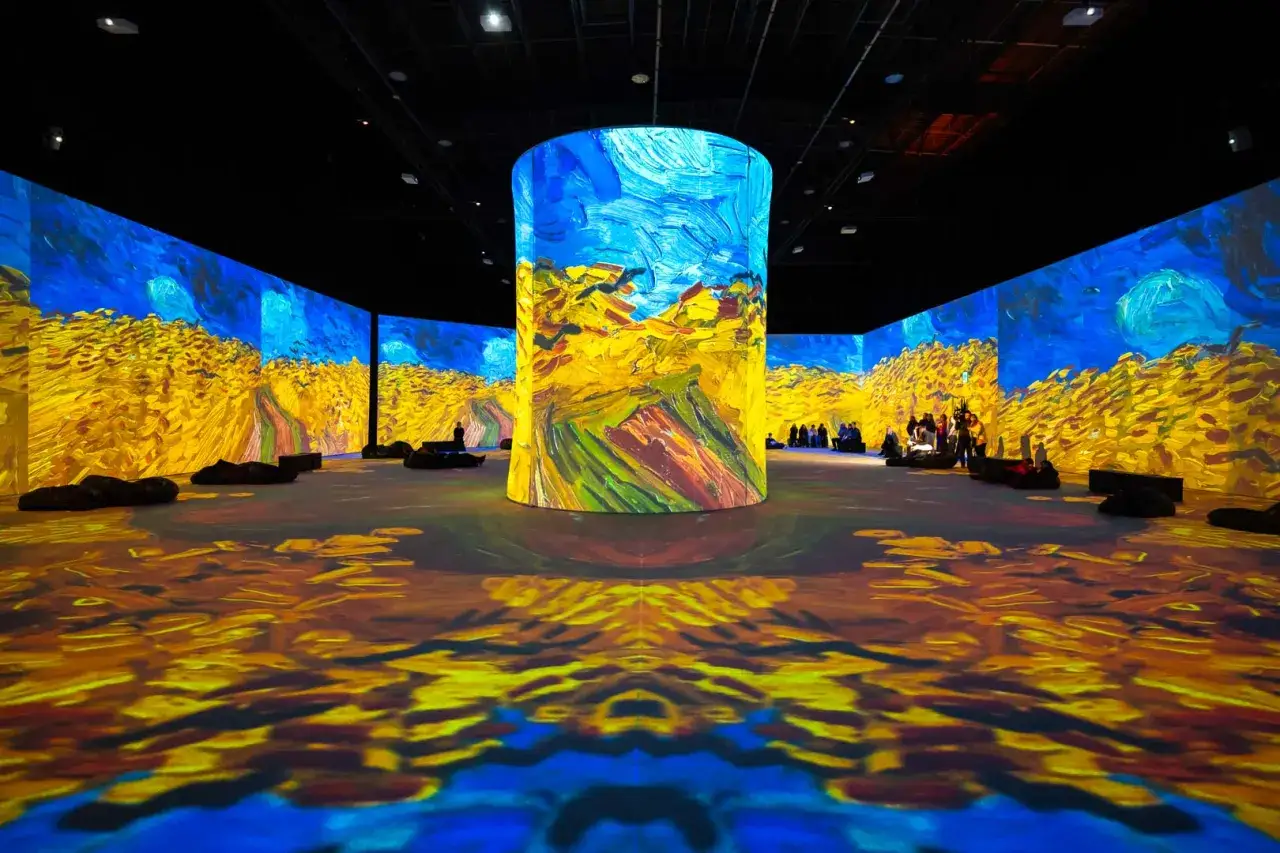 Wystawa Van Gogh w Warszawie: zanurz się w wirujące pola pszenicy i błękitne niebo. Obrazy ożywają na ścianach i podłodze.