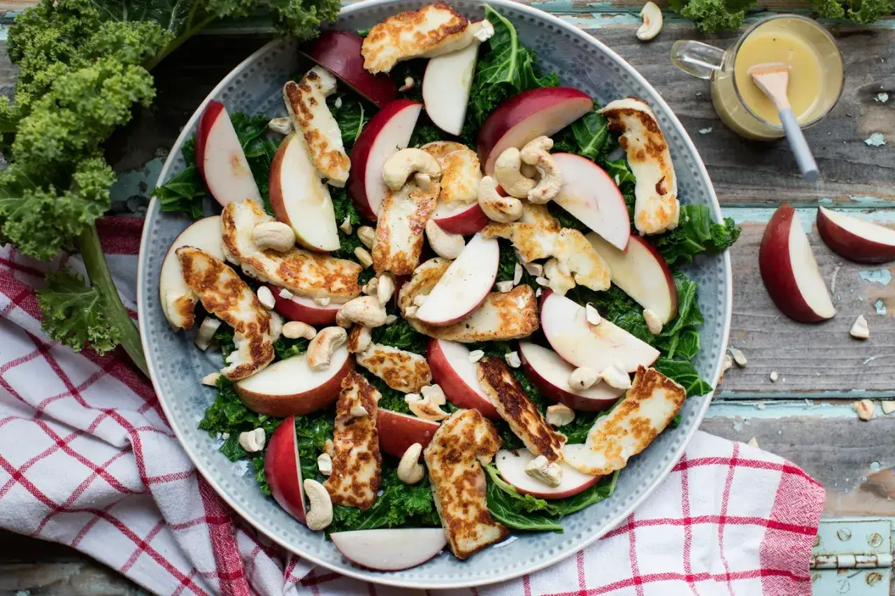 En härlig sallad med grönkål, äpple, halloumi och nötter. Ett perfekt mat tips för en lätt och god måltid.