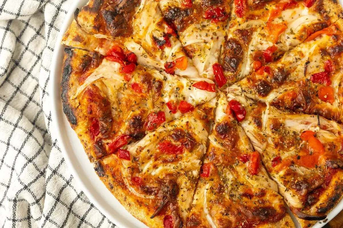 Chrupiąca pizza z tuńczykiem, cebulą i papryką, posypana ziołami. Idealna na szybki obiad.