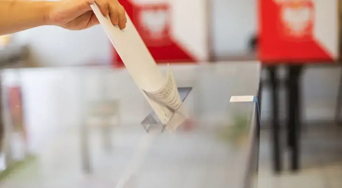 Głosowanie w lokalu wyborczym. Kiedy następne wybory samorządowe 2028? Decyzja w rękach obywateli.