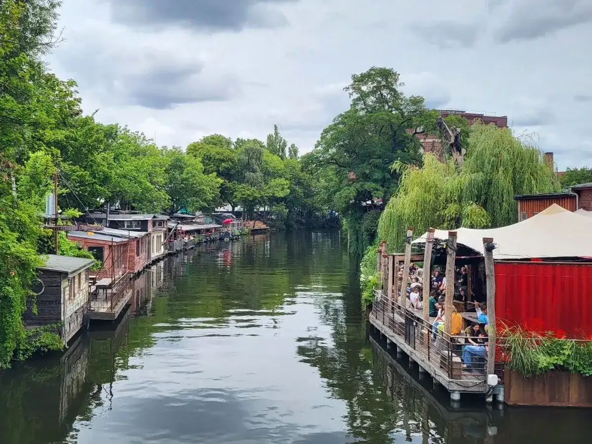 Nad wodą w Berlinie, gdzie cumują łodzie mieszkalne i działa bar na wodzie, odkryjesz nietypowe atrakcje.