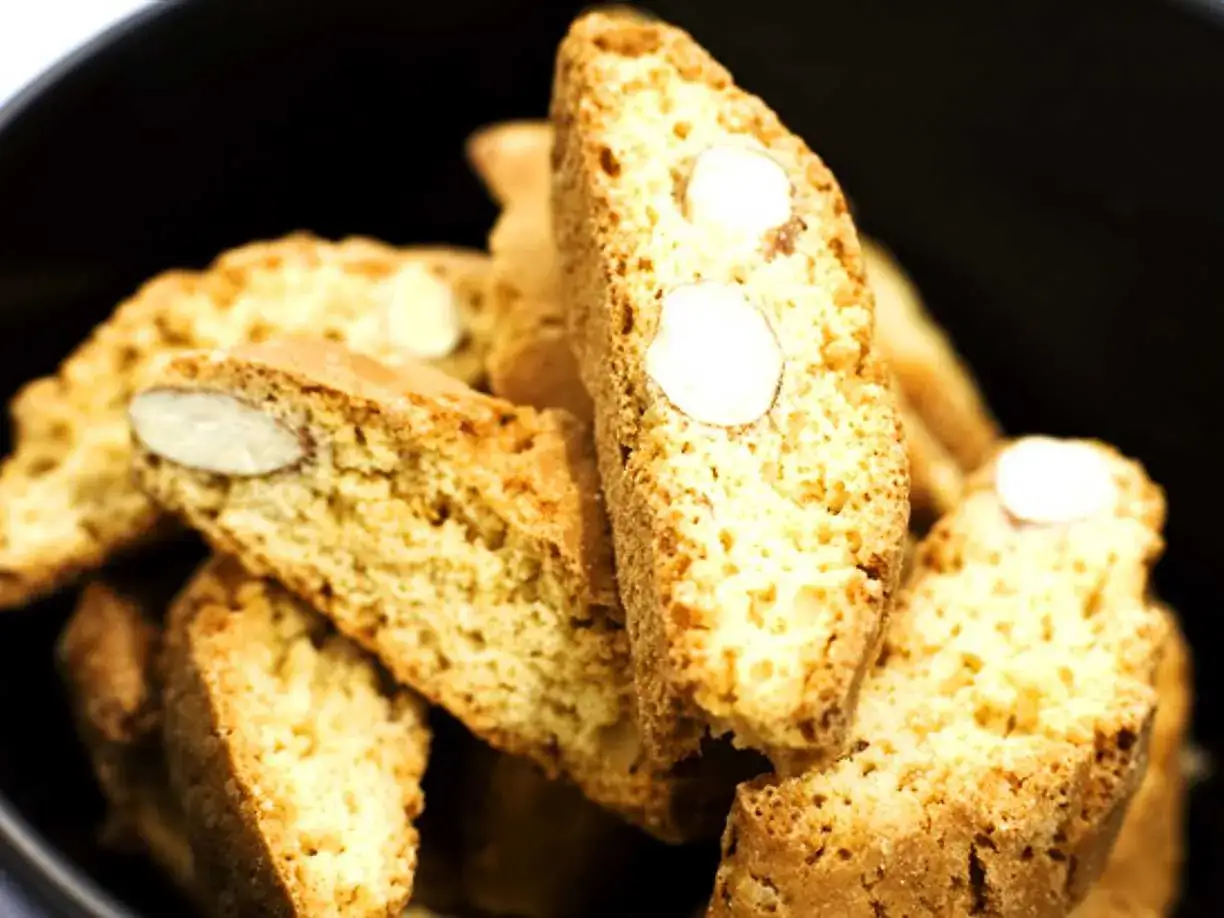 En h&ouml;g med krispiga italienska mandelskorpor, perfekta att doppa i kaffe eller vin.