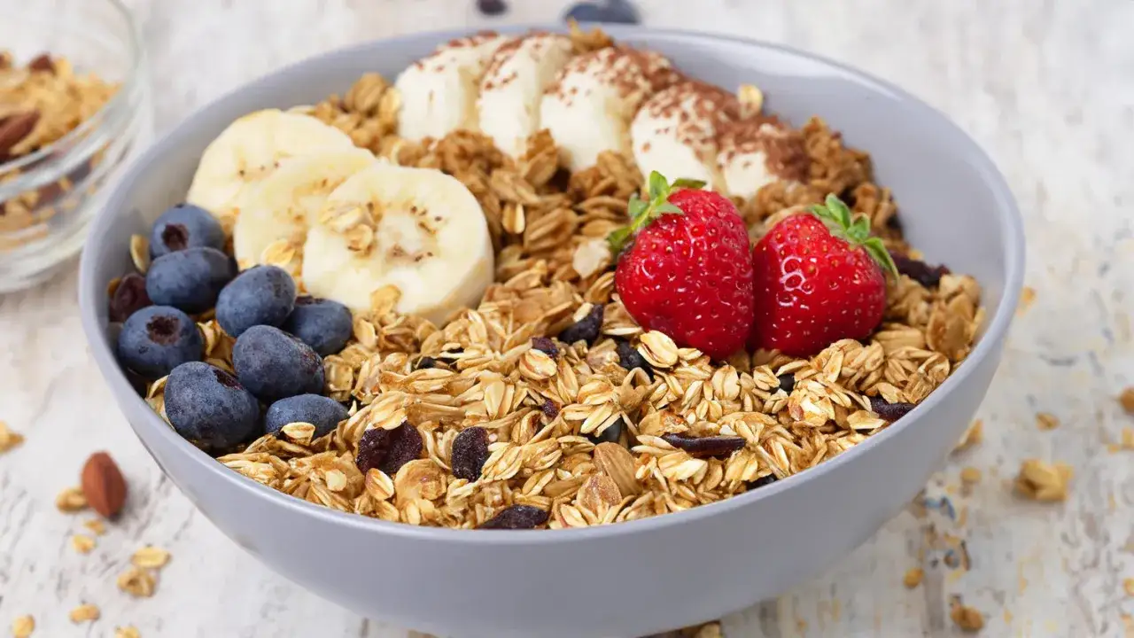 Un delicioso acai bowl con granola, arándanos, fresas y plátano.