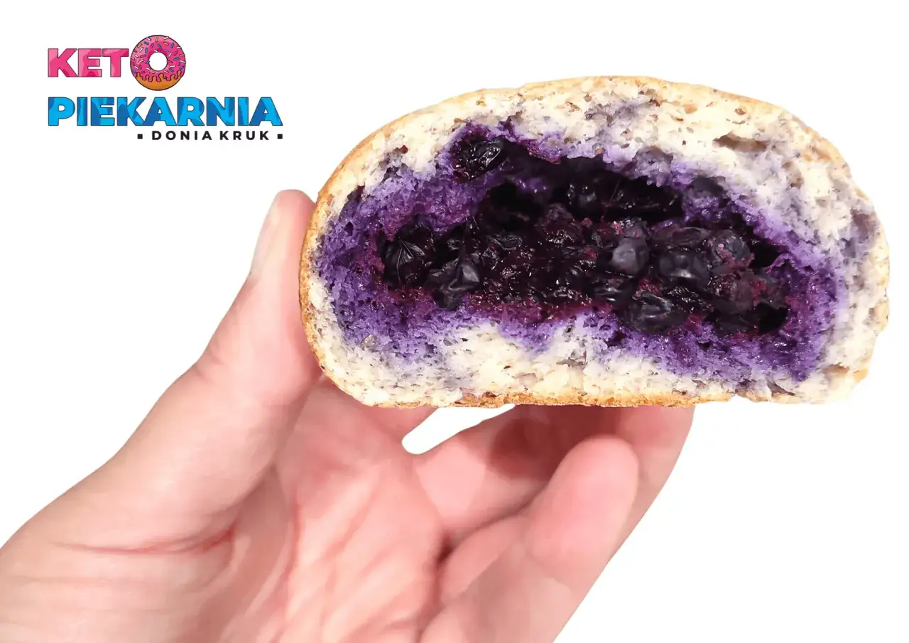 Jagodzianka z Keto Piekarni, pełna jagód. Niska jagodzianka kcal, idealna na keto dietę.