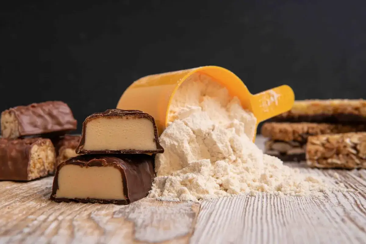 Schokoladenriegel und ein L&ouml;ffel Proteinpulver. Die Frage 