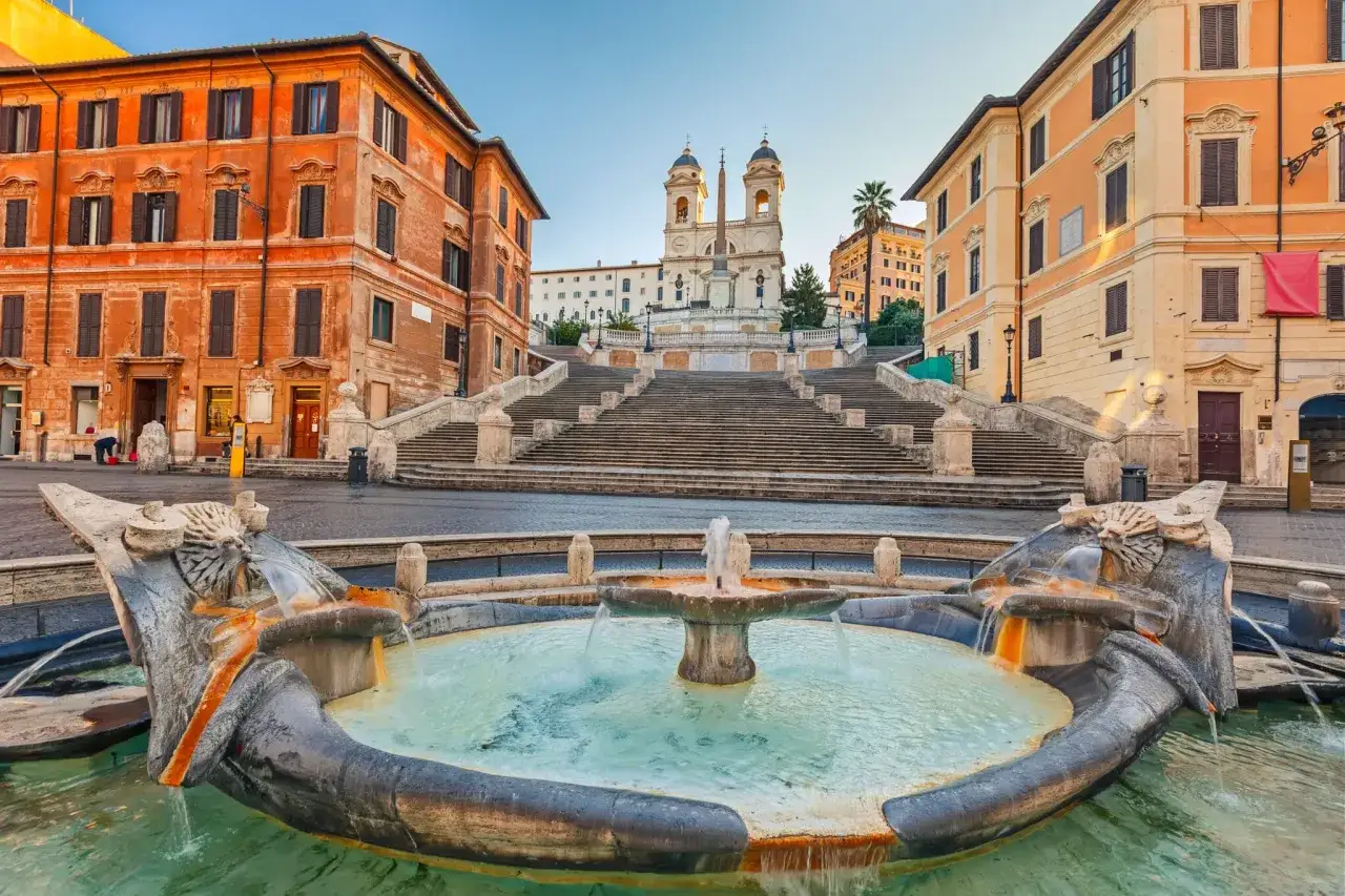 Fontana della Barcaccia e Scalinata di Trinit&agrave; dei Monti, tra i pi&ugrave; iconici roma luoghi da visitare.