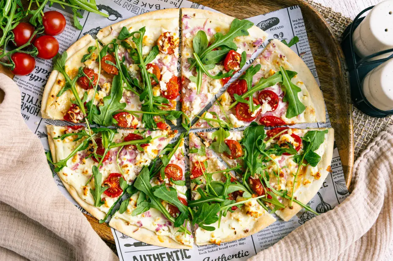 Flammkuchen vegetarisch mit Kirschtomaten, Rucola und Ziegenkäse auf dünnem Teig. Frisch und lecker!