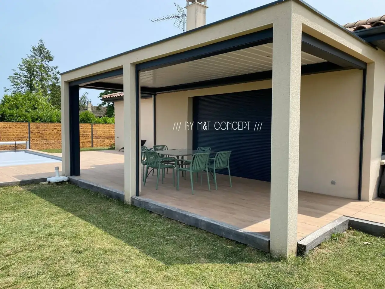 Table et chaises vertes sous une tonnelle moderne, fixation tonnelle sur terrasse. Un espace extérieur invitant à la détente.