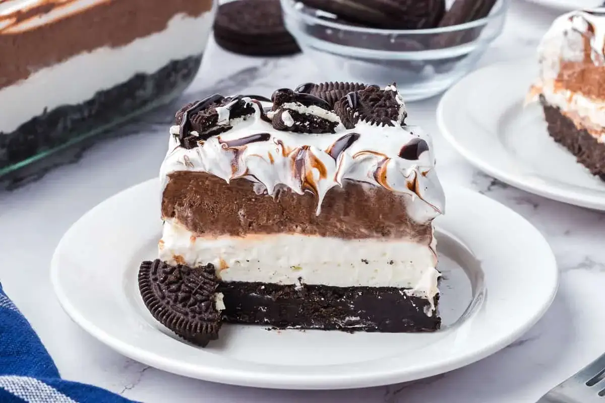G&acirc;teau en couches aux Oreo, avec cr&egrave;me fouett&eacute;e, chocolat et biscuits &eacute;miett&eacute;s. Un d&eacute;lice gourmand !