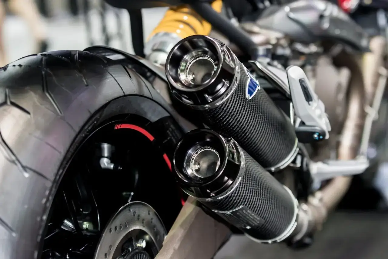 Scarico moto con terminali in carbonio, un dettaglio che ricorda un db killer fai da te per un sound pi&ugrave; discreto.