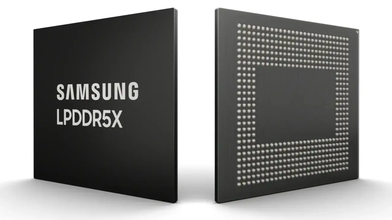 Dwa układy pamięci Samsung LPDDR5X. Jeden z napisem, drugi z widocznymi pinami.
