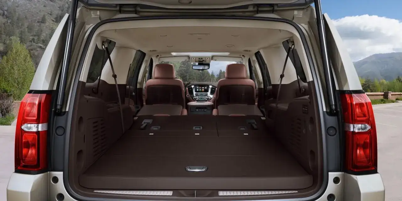 Wnętrze Chevrolet Suburban z rozłożonymi siedzeniami, gotowe na podróż.
