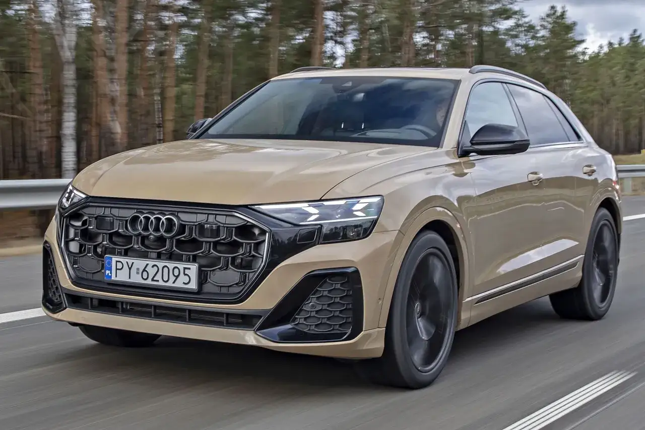 Beżowe Audi Q8 na drodze. Sprawdź aktualną audi q8 cena i wyposażenie.