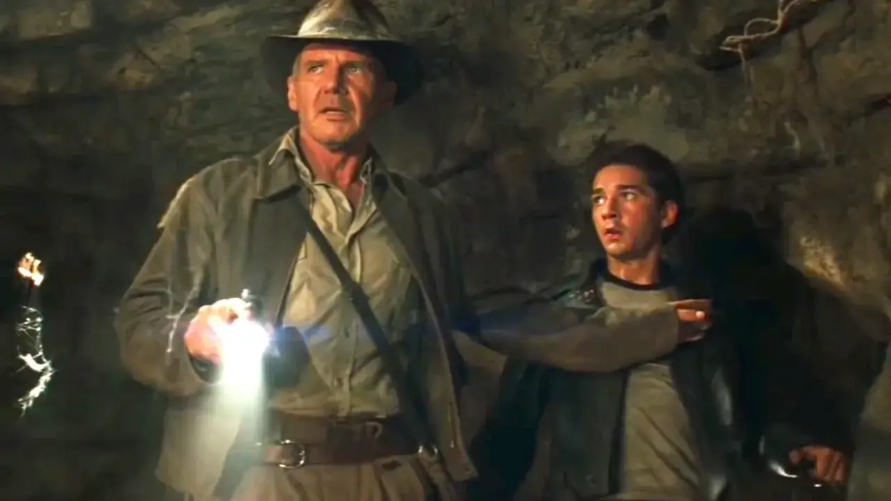 Indiana Jones i królestwo kryształowej czaszki obsada: Harrison Ford jako Indy i Shia LaBeouf w mrocznej jaskini.